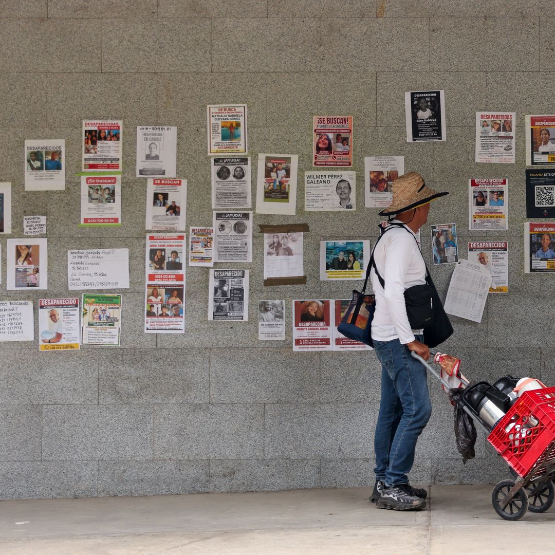 Una persona observa carteles con las personas desaparecidas tras los terremotos del 24 de junio. Foto: Reuters